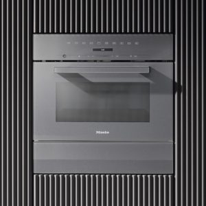 Elektrogeräte – Schwarzer Backofen von Miele.
