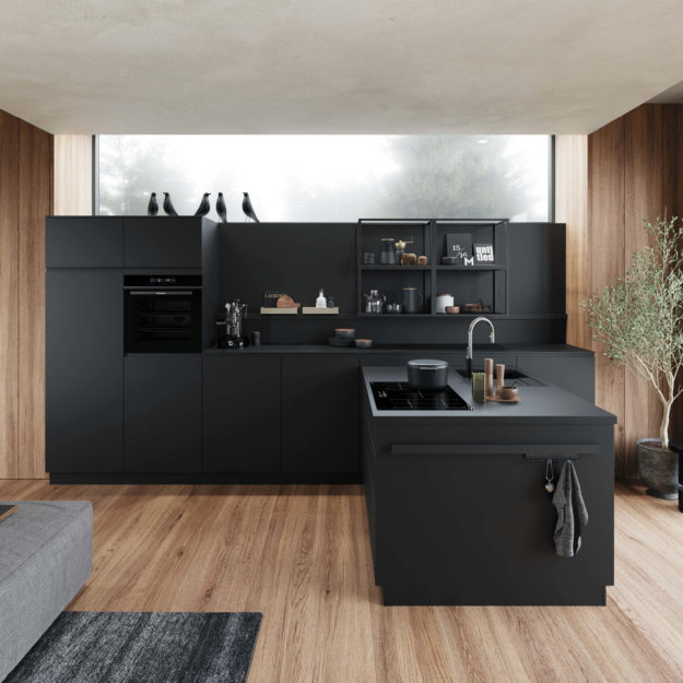 Schwarze Küche in T-Form mit schwarzer Arbeitsplatte.